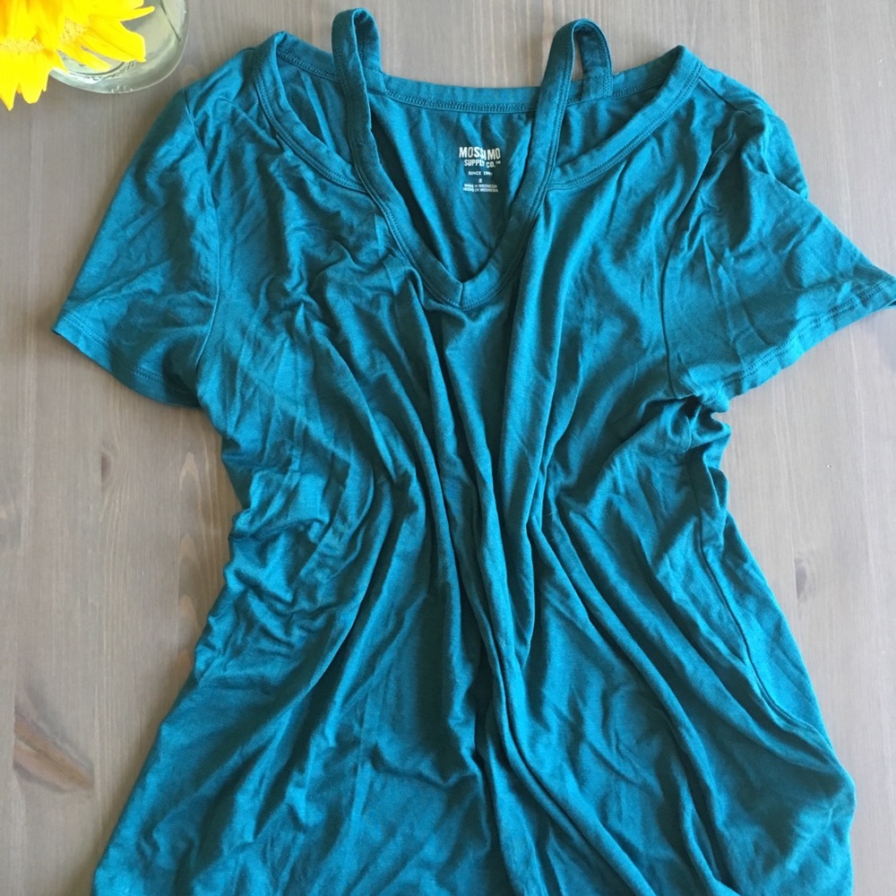 Exposed neckline T-shirt